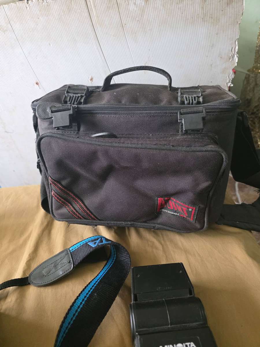 VINTAGE MINOLTA CAMERA SET WITH CARRY BAG