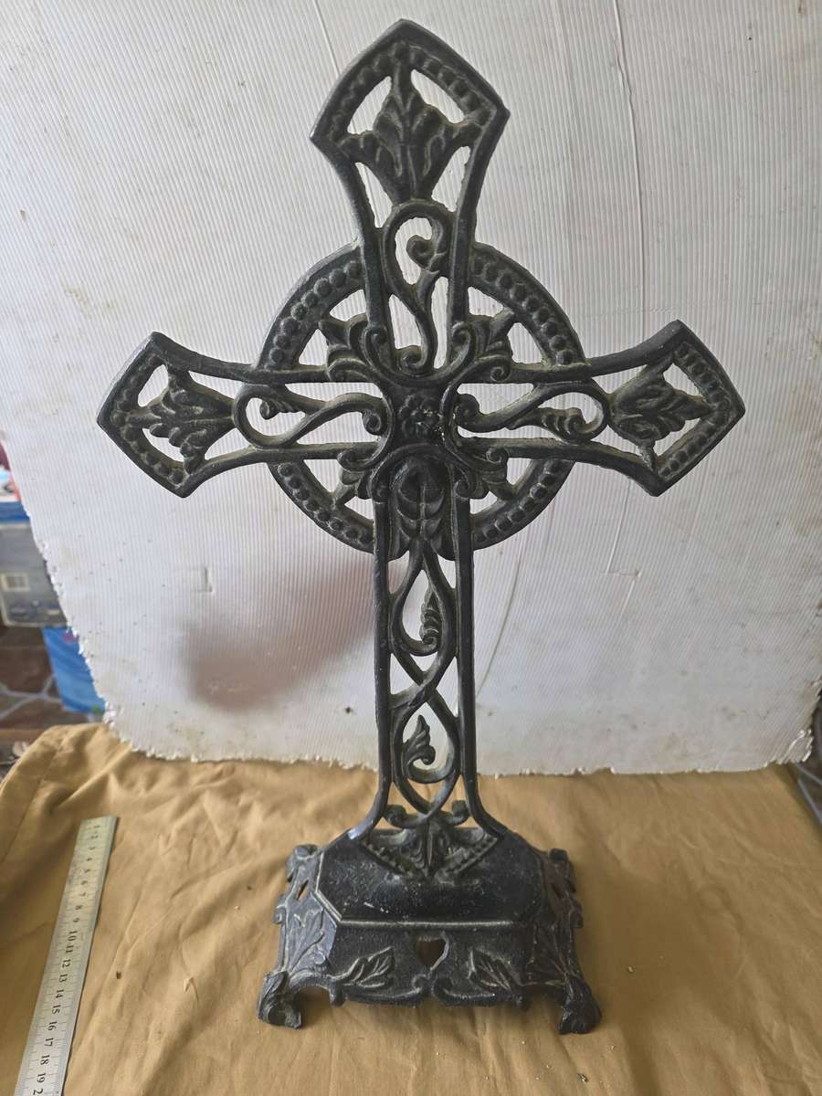 VINTAGE CAST IRON CROSS(43 X 23CM)