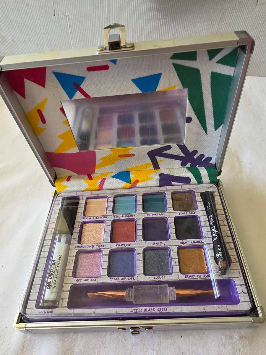 EYESHADOW KIT*(UNUSED)DOES NOT HAVE OUTER PACKAGING/BOX