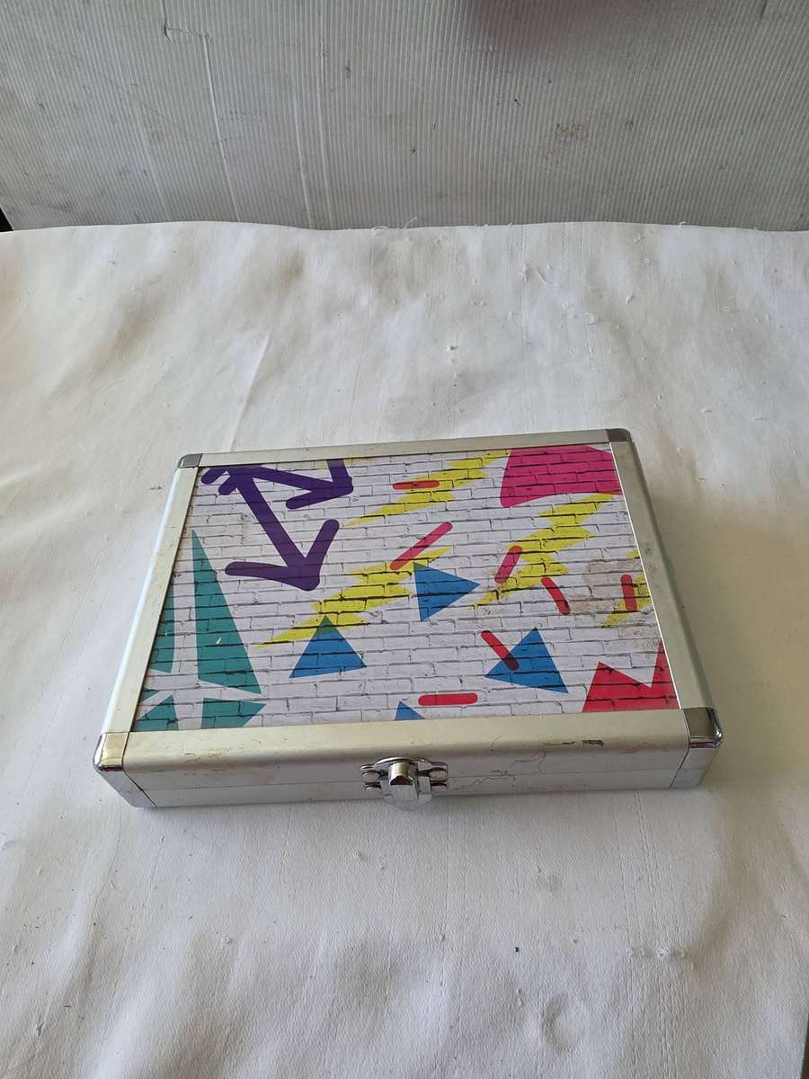 EYESHADOW KIT*(UNUSED)DOES NOT HAVE OUTER PACKAGING/BOX