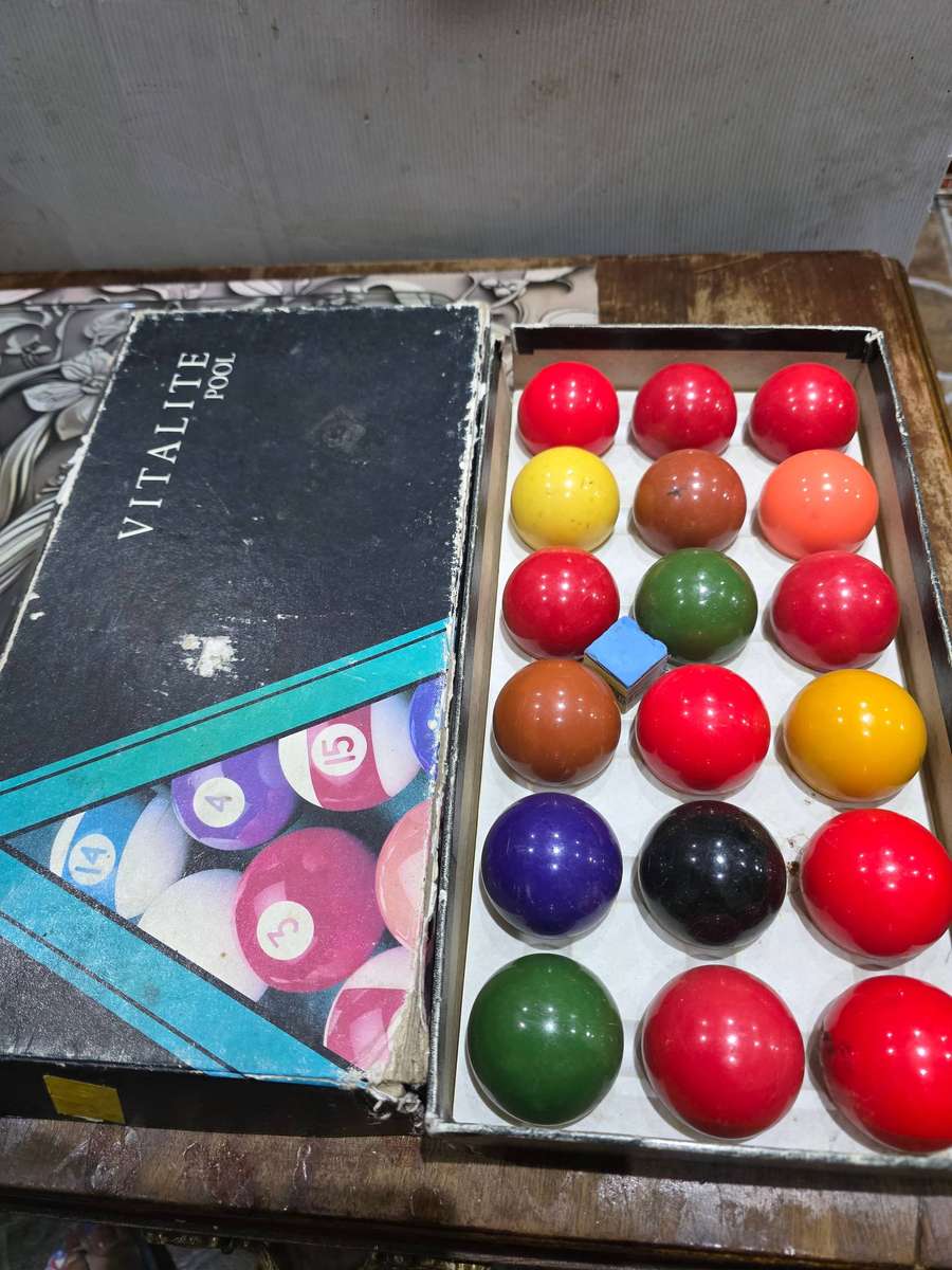VINTAGE VITALITE POOL/ SNOOKER BALLS