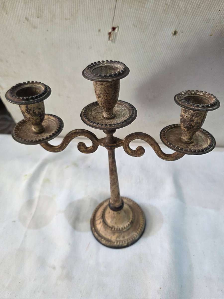METAL RUSTIC LOOK CANDLEHOLDER