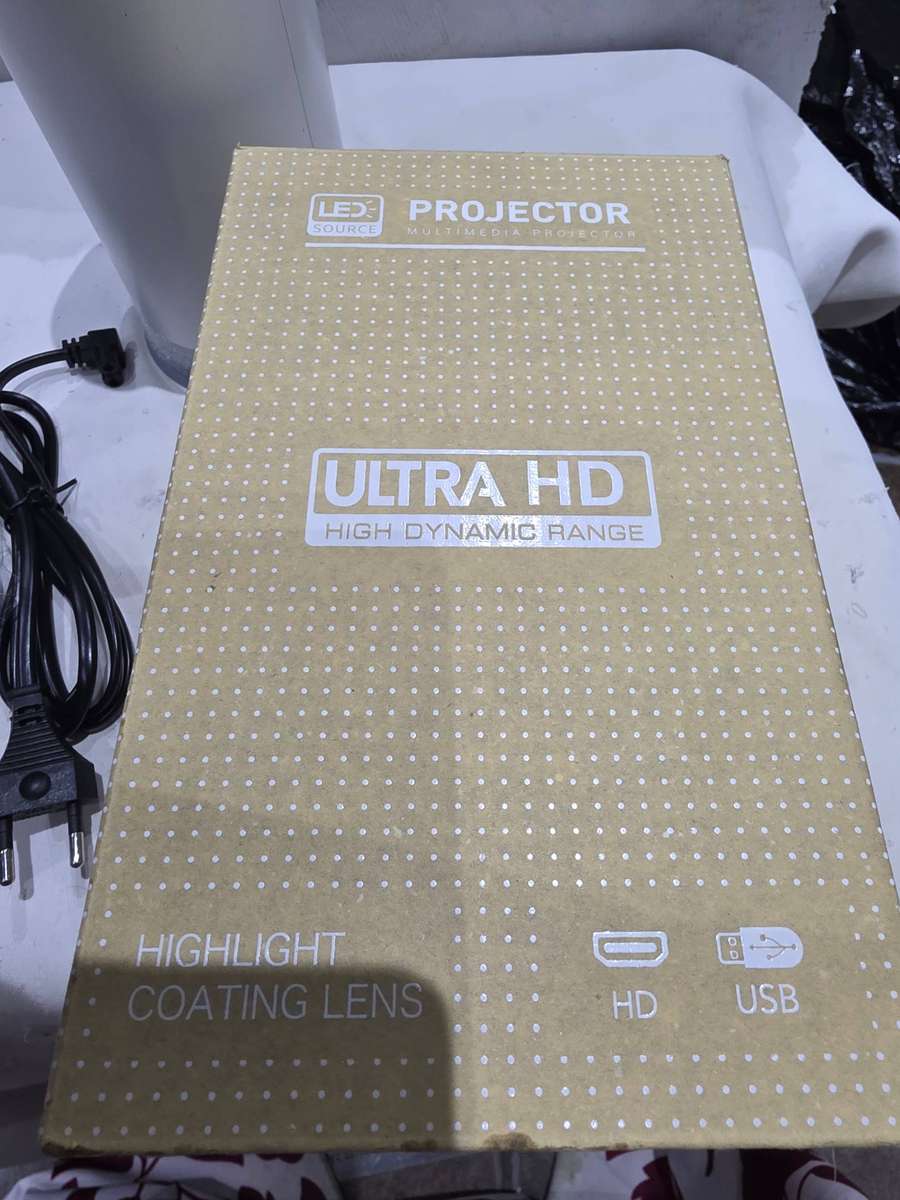 ULTRA HD PORTABLE PROJECTOR