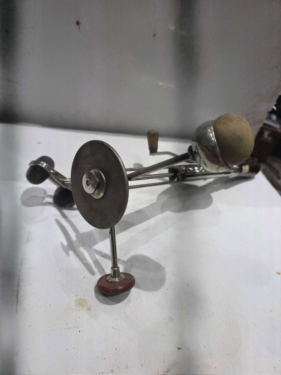 2OTH CENTURY MEDICAL INSTRUMENT(VIBRATION AND BLOOD CIRCULATION)