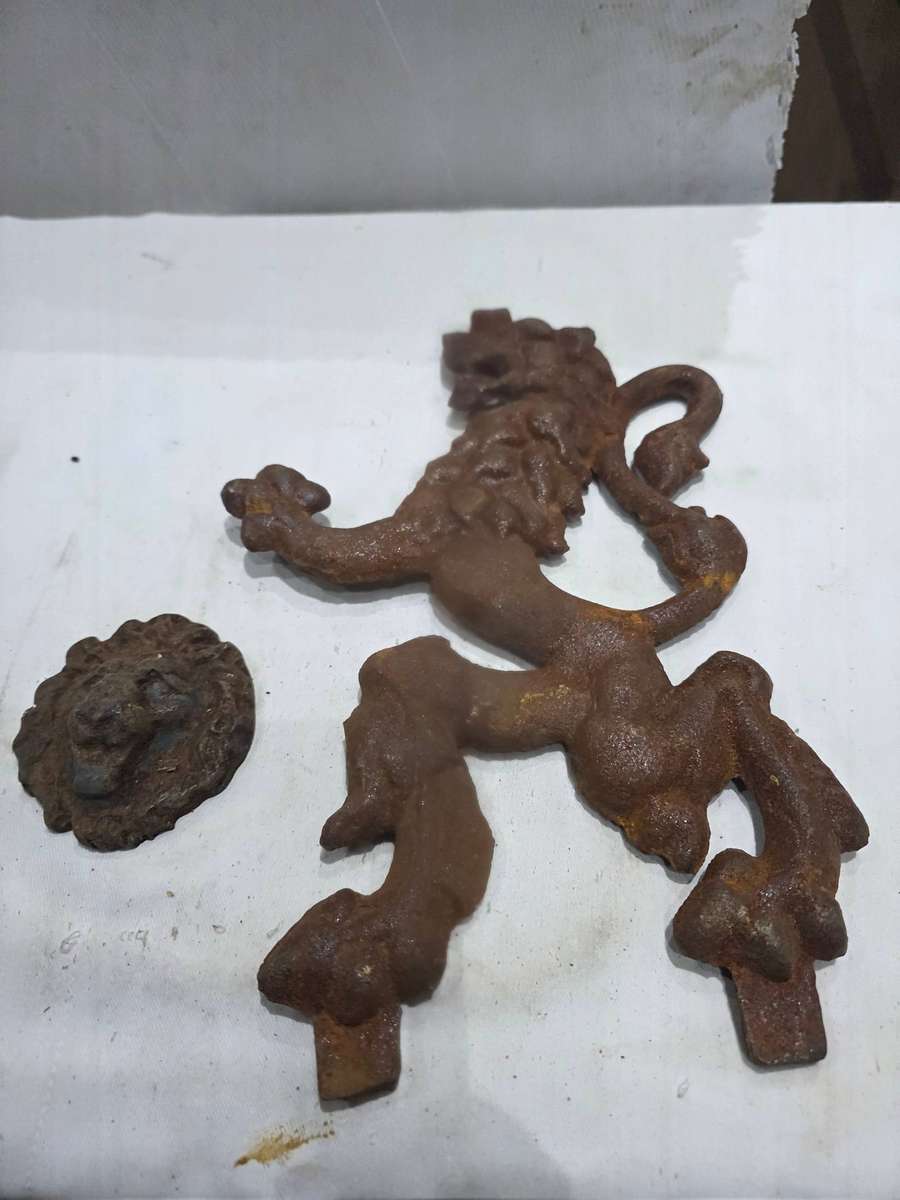VINTAGE RUSTIC METAL LION AND LIONS HEAD(WALL ITEMS)