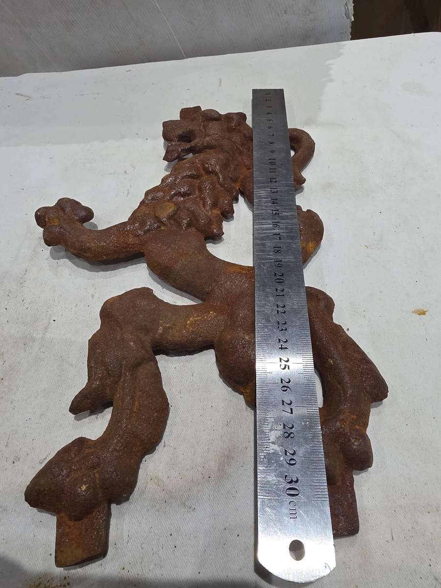 VINTAGE RUSTIC METAL LION AND LIONS HEAD(WALL ITEMS)