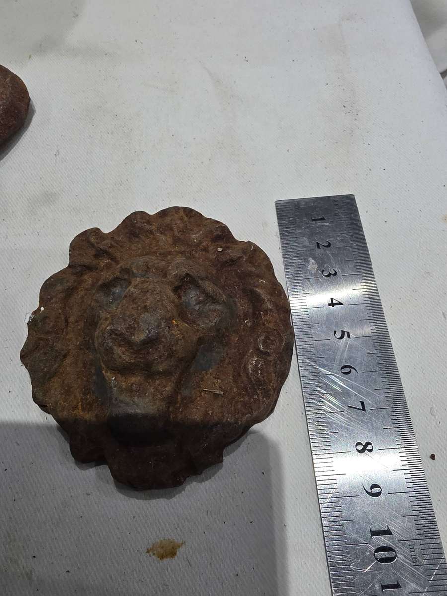 VINTAGE RUSTIC METAL LION AND LIONS HEAD(WALL ITEMS)