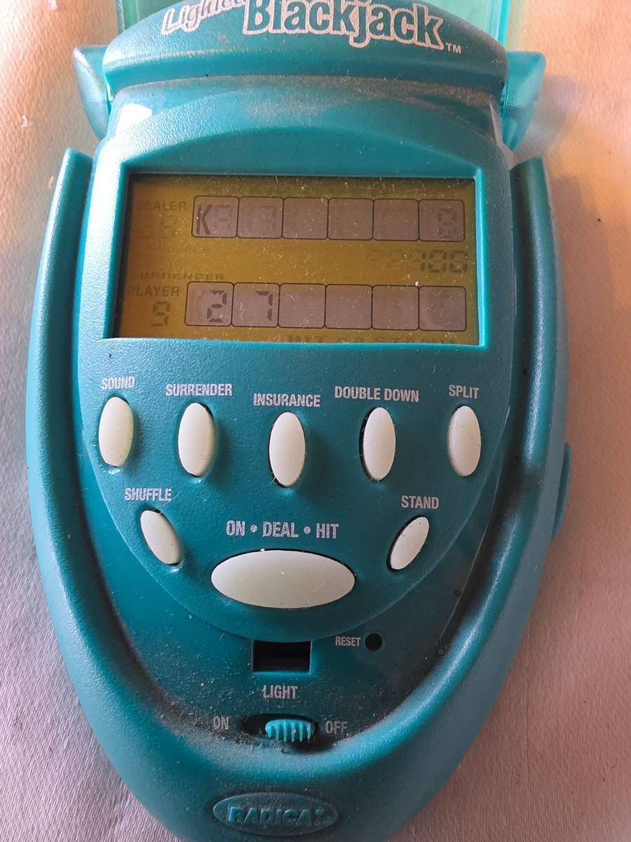 VINTAGE HANDHELD BATTERY OPERATED LIGHTED BLACKJACK GAME