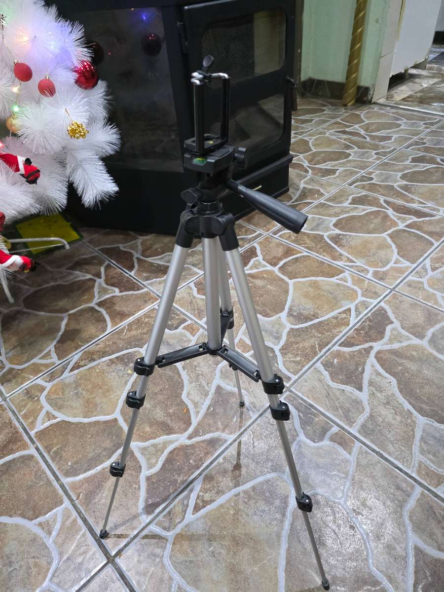 TRIPOD STAND WITH LEVEL