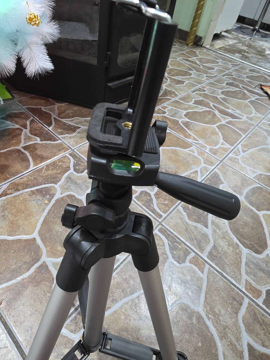 TRIPOD STAND WITH LEVEL