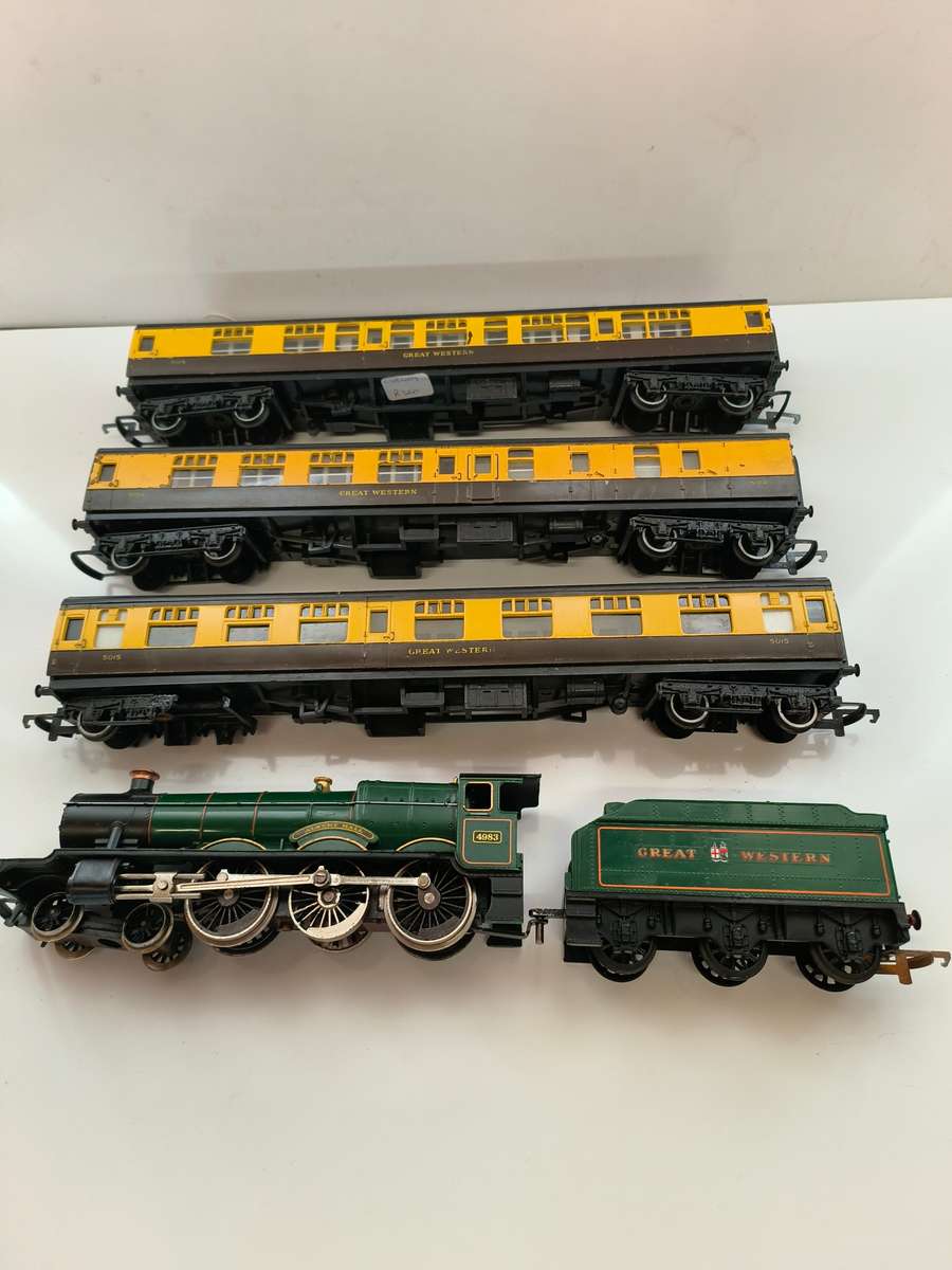 Tri-ang - 4-6-0 Locomotive GWR "Albert Hall" & 3 GWR Coaches