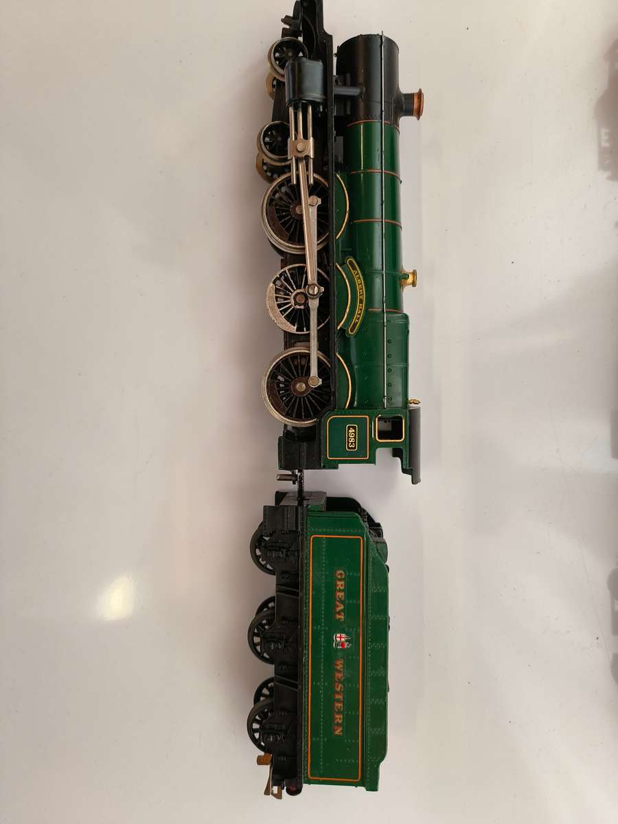 Tri-ang - 4-6-0 Locomotive GWR "Albert Hall" & 3 GWR Coaches