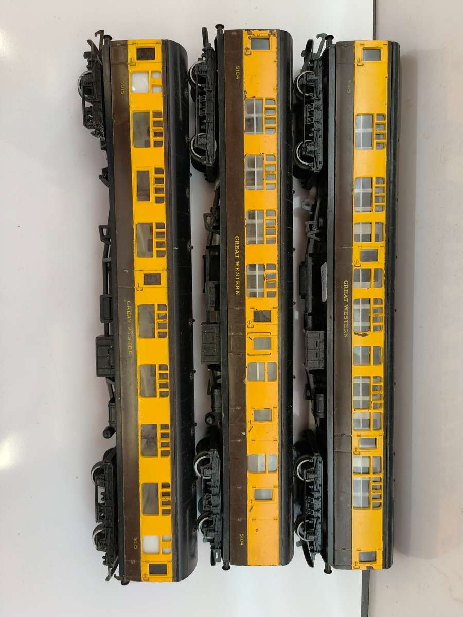 Tri-ang - 4-6-0 Locomotive GWR "Albert Hall" & 3 GWR Coaches