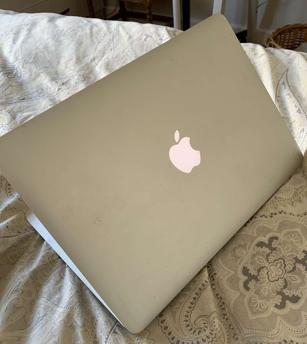 MacBook Air 13" running macOS High Sierra with charger, works 100%
