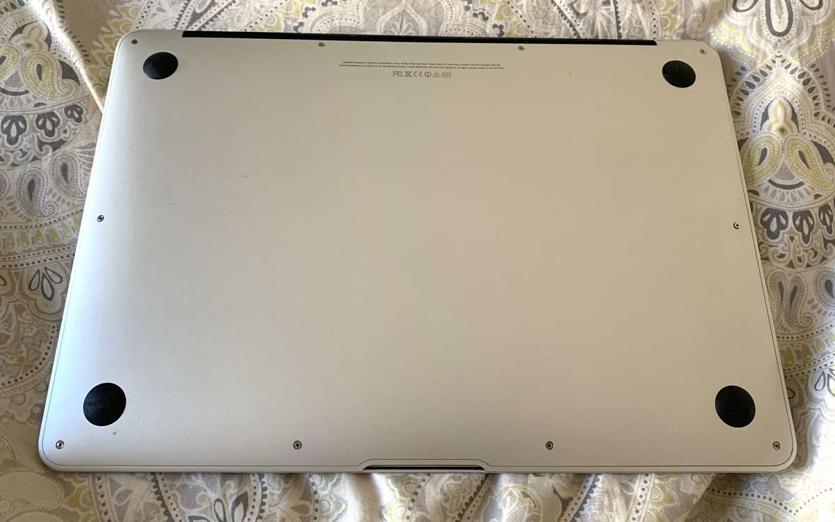 MacBook Air 13" running macOS High Sierra with charger, works 100%