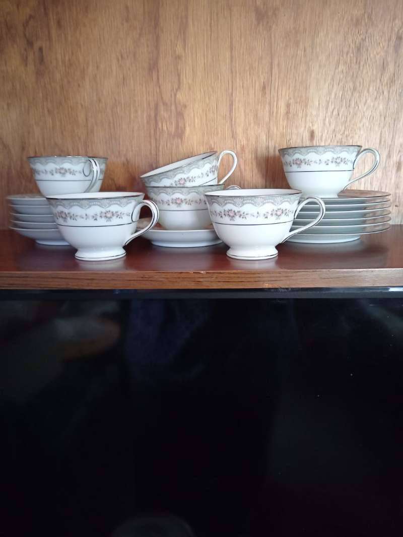 Noritake tea set of 18 pieces - porcelain dinnerware with cups, saucers & plates