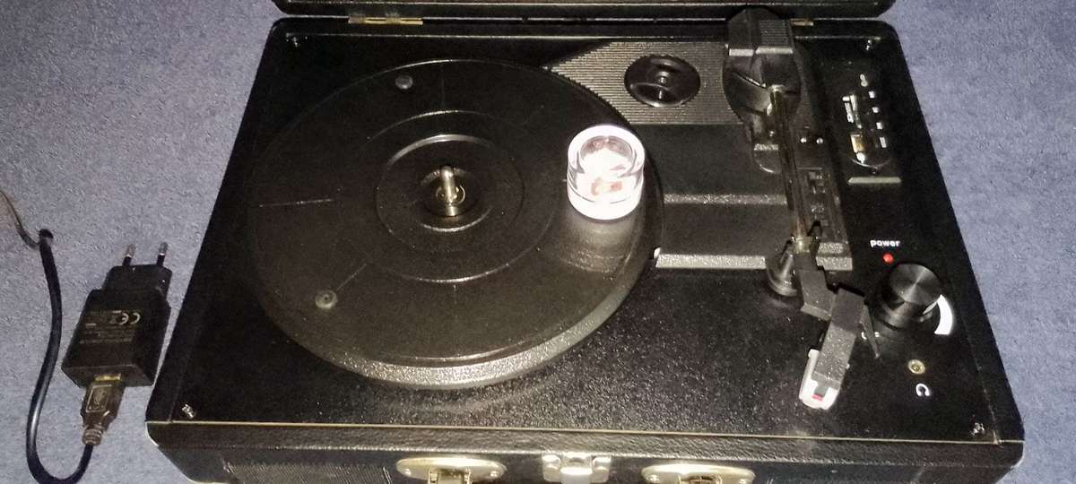 Volkano record turntable + 2 new stylus