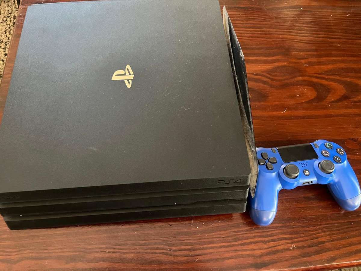 playstation 4 Pro + remote controller [Disc not working]