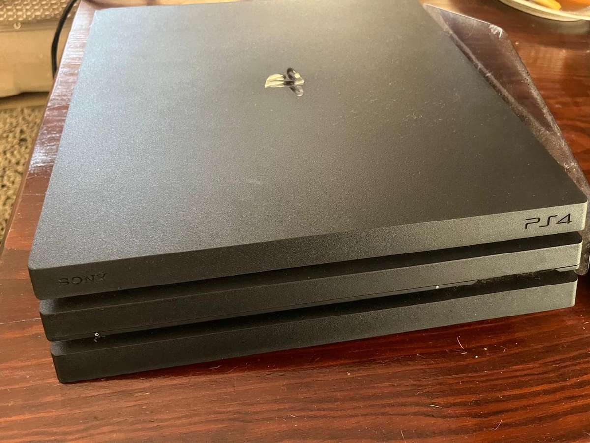 playstation 4 Pro + remote controller [Disc not working]