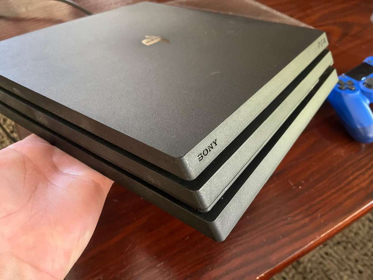 playstation 4 Pro + remote controller [Disc not working]