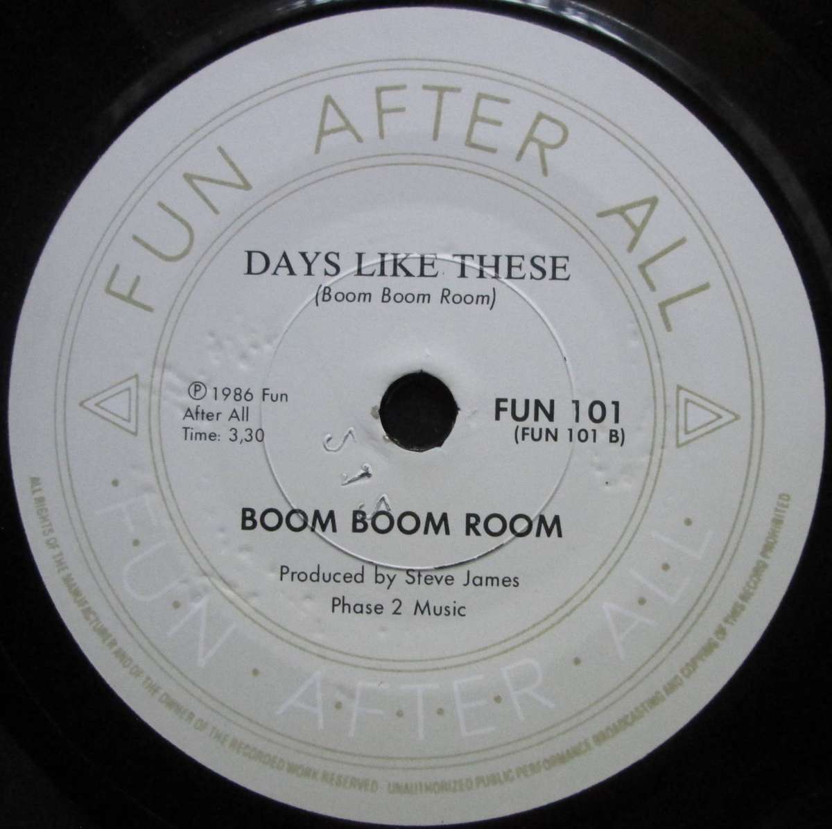 BOOM BOOM ROOM - HERE COMES THE MAN / DAYS LIKE THESE (7 SINGLE/VINYL)