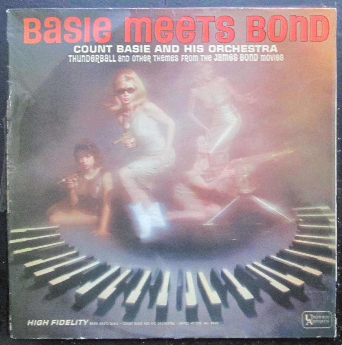 COUNT BASIE AND HIS ORCHESTRA - BASIE MEETS BOND  (LP/VINYL)