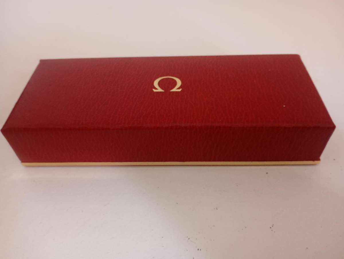 Vintage Omega Genève 14k Solid Yellow Gold 131.041