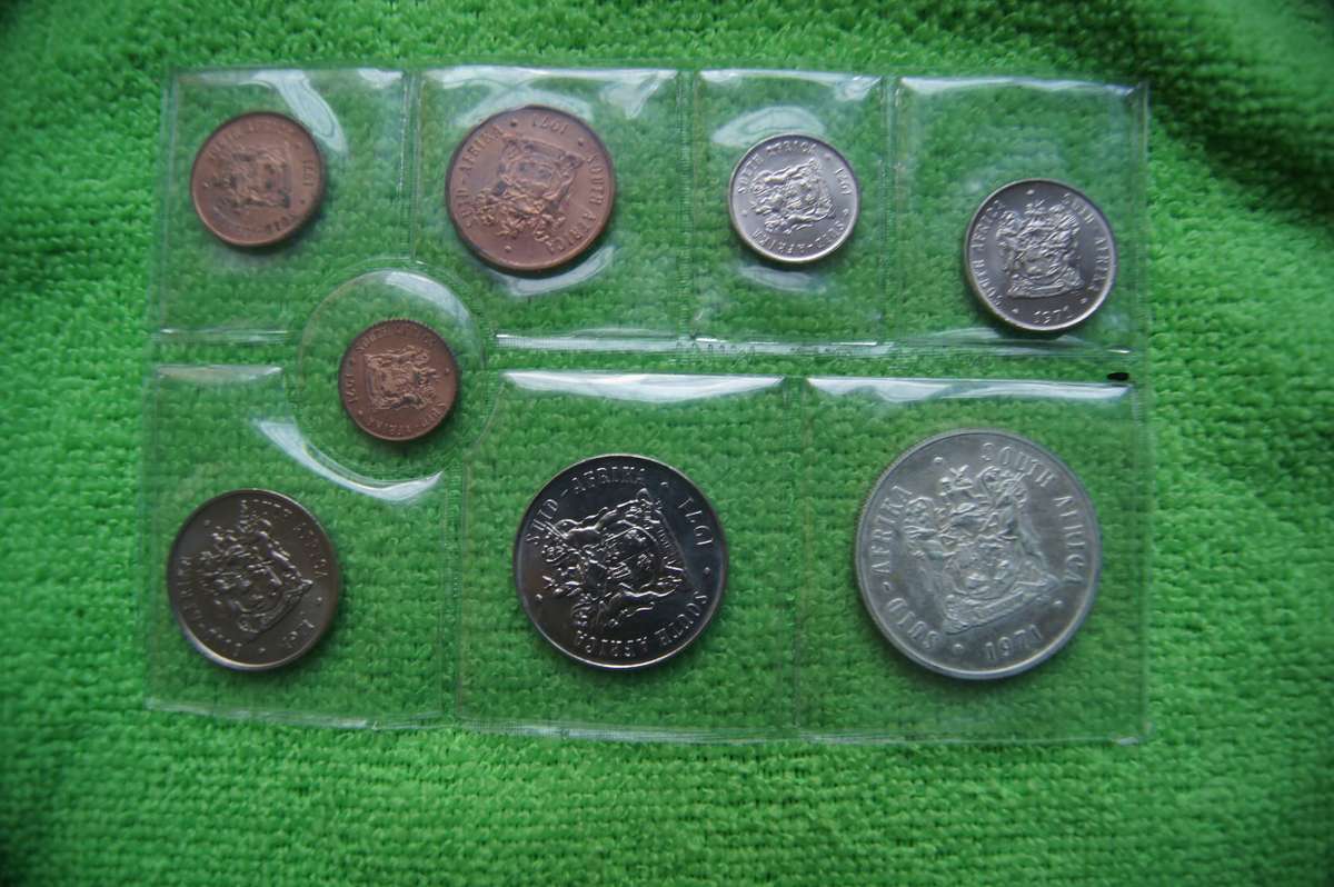 Last SA Mint Pack Madness - 5 packs - incl Silver One Rand (Bid is per set to take all 5)