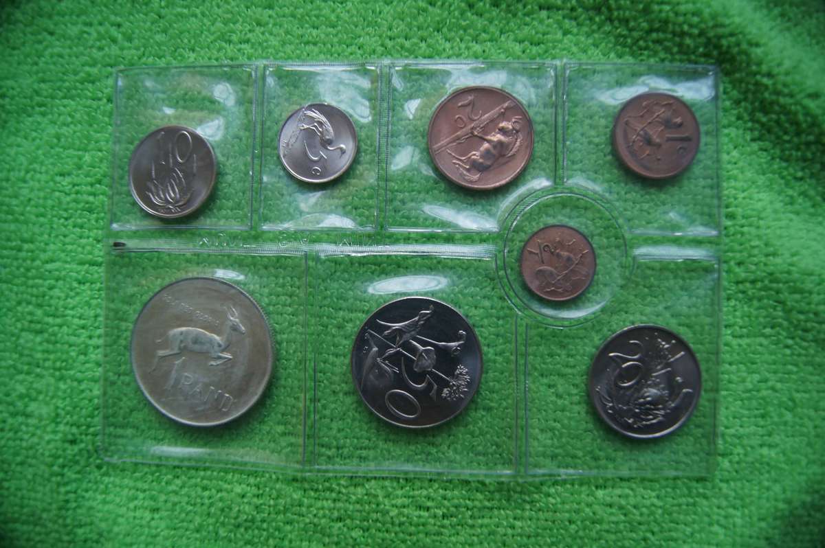 Last SA Mint Pack Madness - 5 packs - incl Silver One Rand (Bid is per set to take all 5)