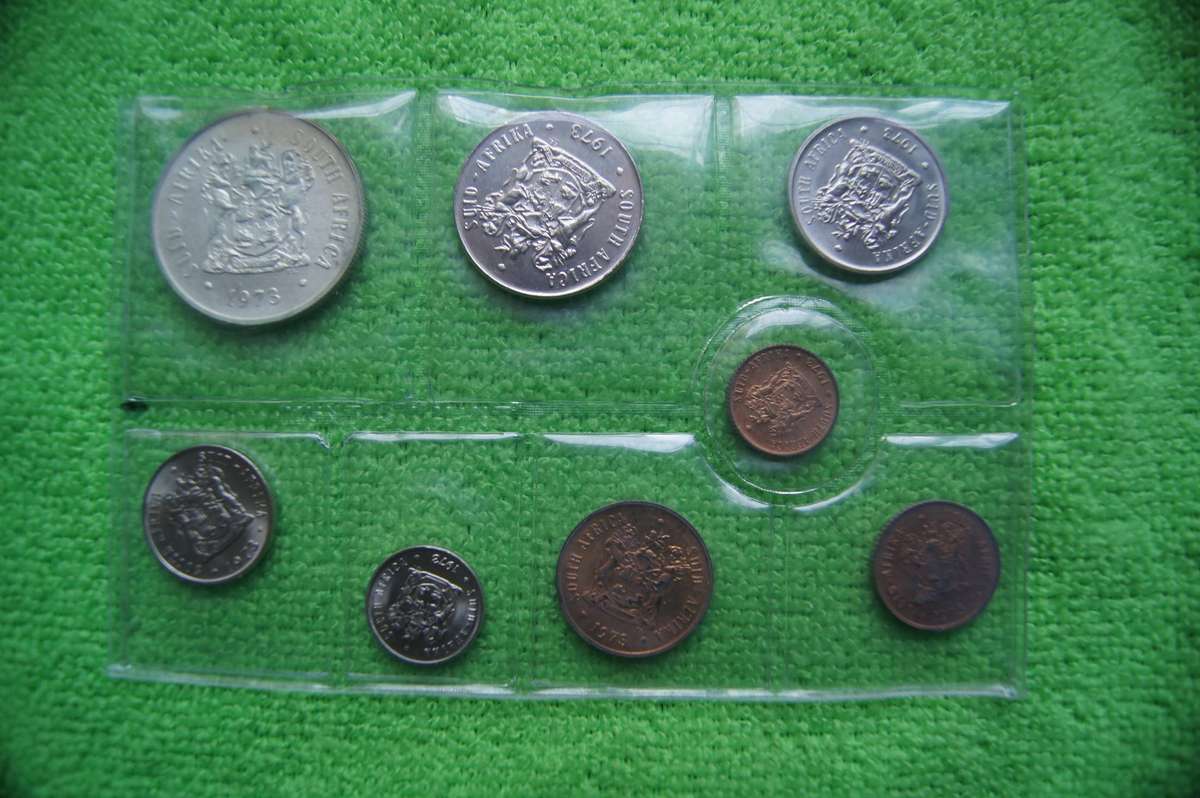 Last SA Mint Pack Madness - 5 packs - incl Silver One Rand (Bid is per set to take all 5)