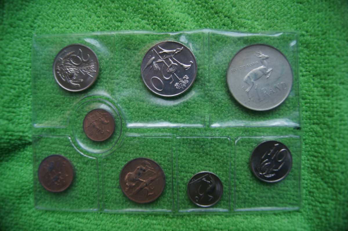 Last SA Mint Pack Madness - 5 packs - incl Silver One Rand (Bid is per set to take all 5)