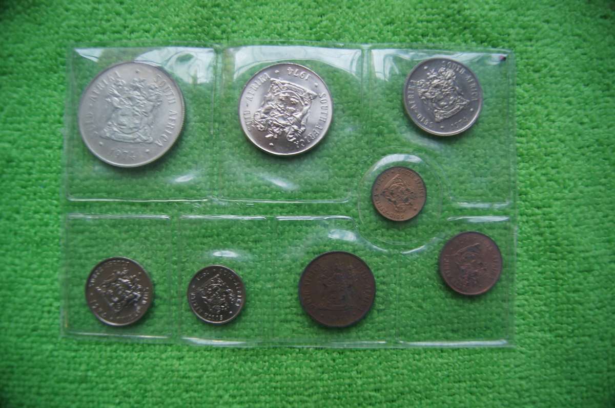 Last SA Mint Pack Madness - 5 packs - incl Silver One Rand (Bid is per set to take all 5)