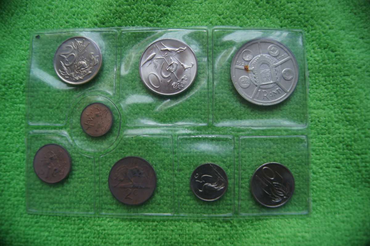 Last SA Mint Pack Madness - 5 packs - incl Silver One Rand (Bid is per set to take all 5)