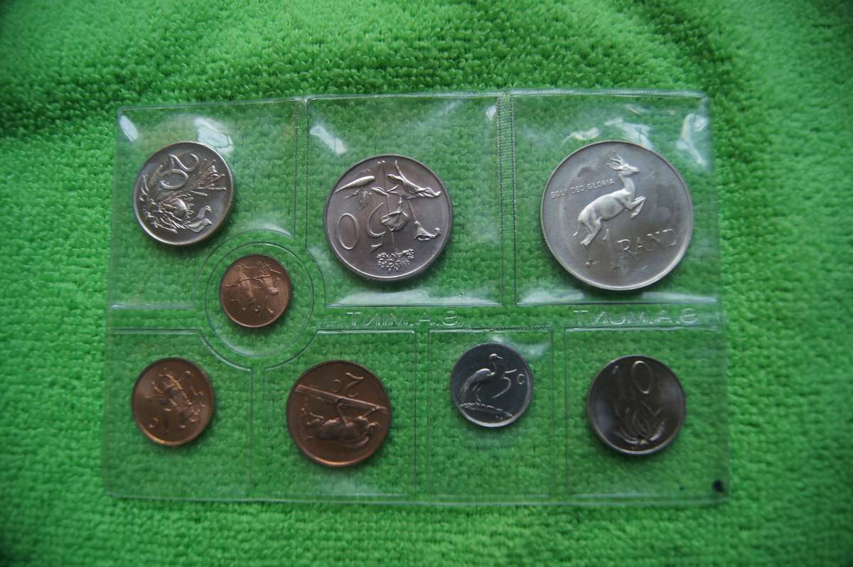 1971 to 1976 Uncirculated Mint Pack Sets (Incl Silver Rands) - Bid is per set to take all six
