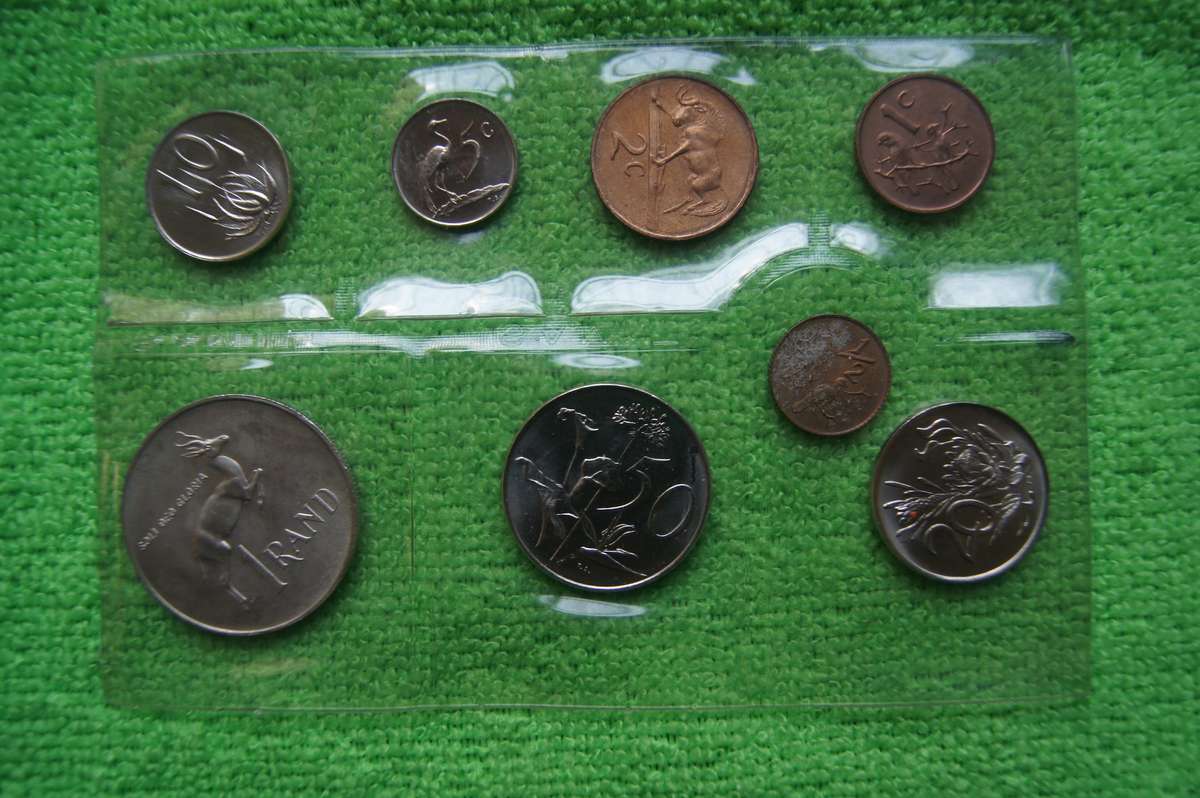 1971 to 1976 Uncirculated Mint Pack Sets (Incl Silver Rands) - Bid is per set to take all six