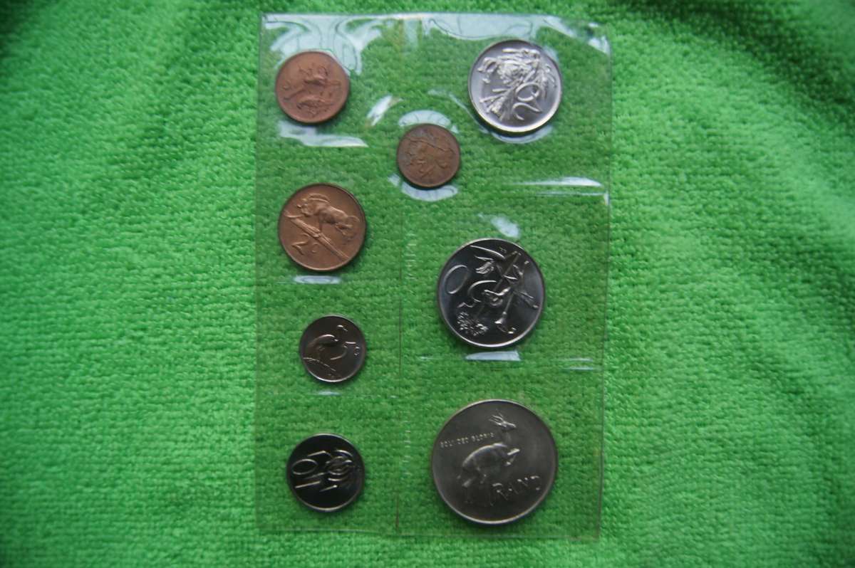 Last SA Mint Pack Madness - 5 packs - incl Silver One Rand (Bid is per set to take all 5)