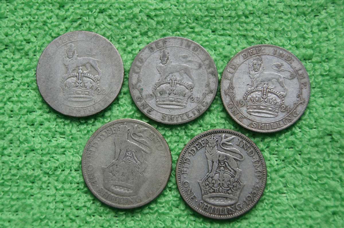 Great Britain Shilling Collection - (Over 72 actual grams of silver) - 26 Coins