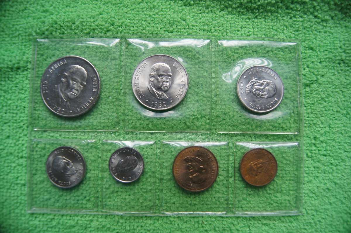 Consecutive Year SA Mint Packs, 1981 and 1982 (Bid per pack to take both)(1982 Rand PL?)