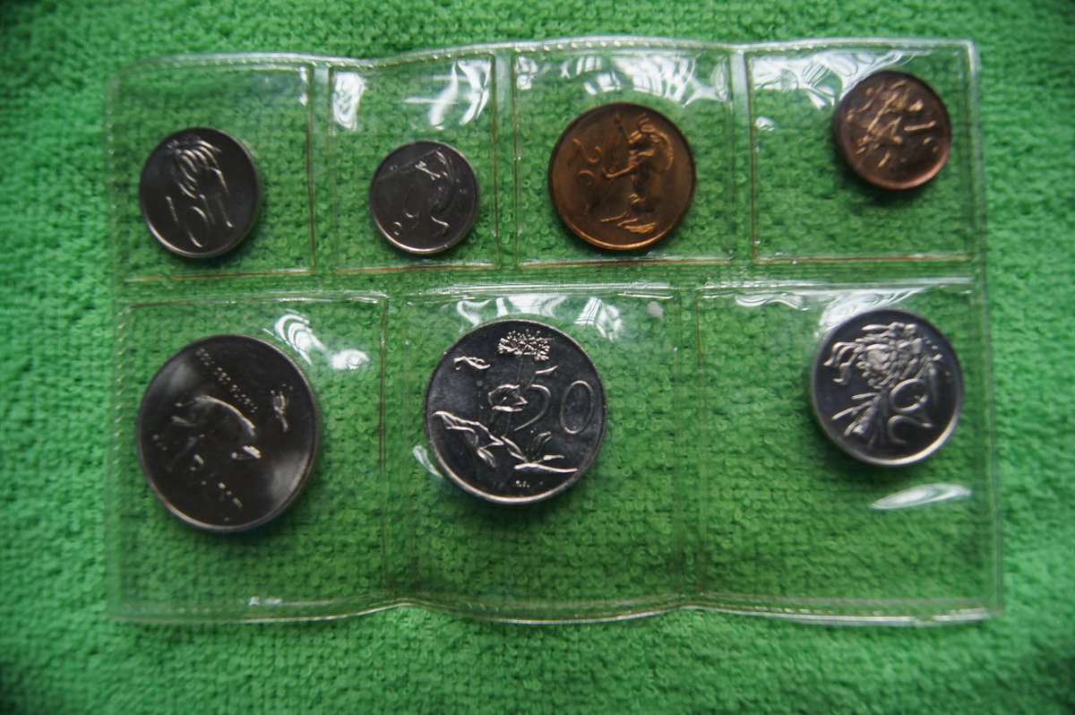 Consecutive Year SA Mint Packs, 1985 and 1986 (Bid per pack to take both)