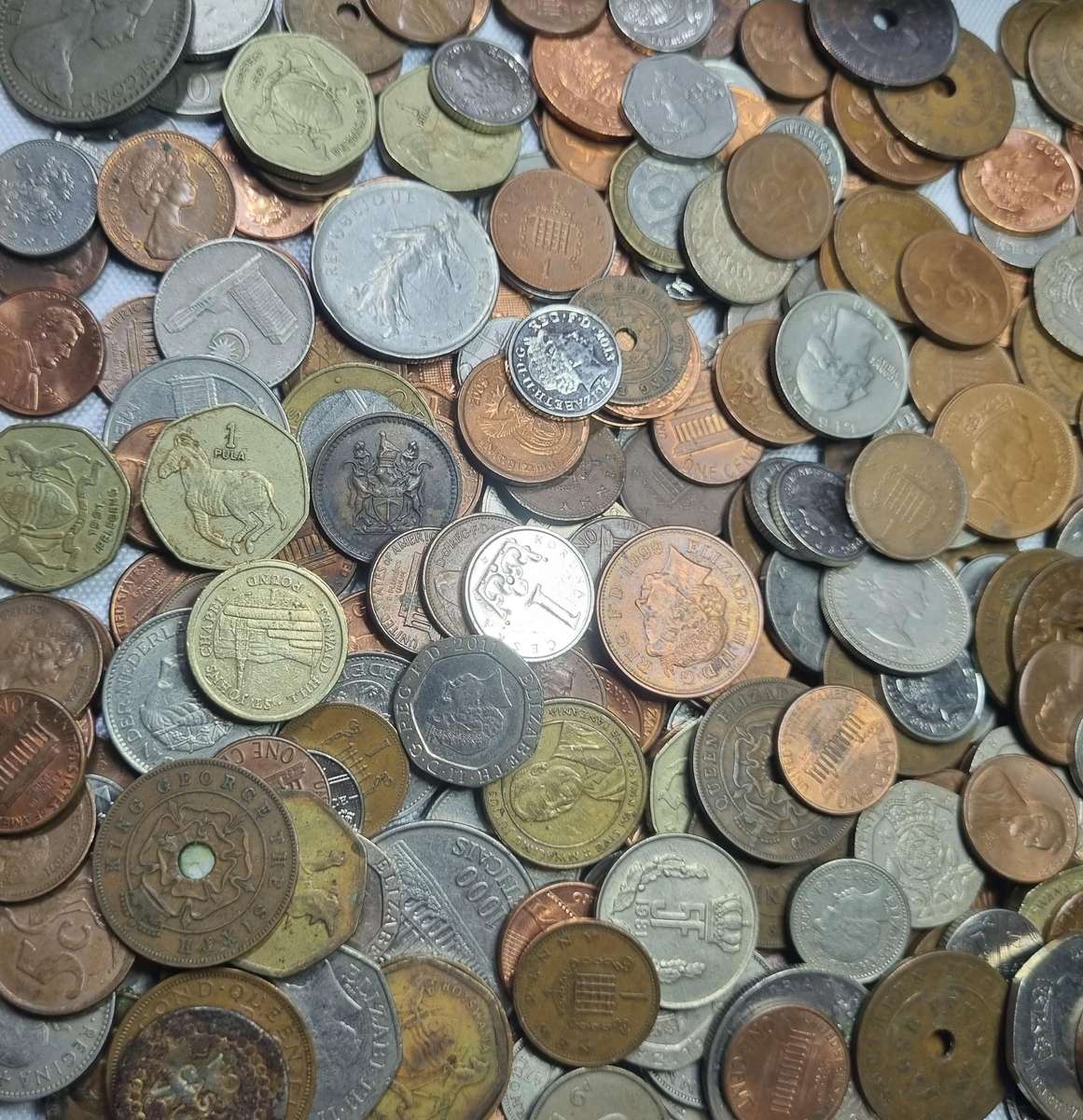 1,5KG Various World Mix Coins in Sealed Plastic Container (1502g)