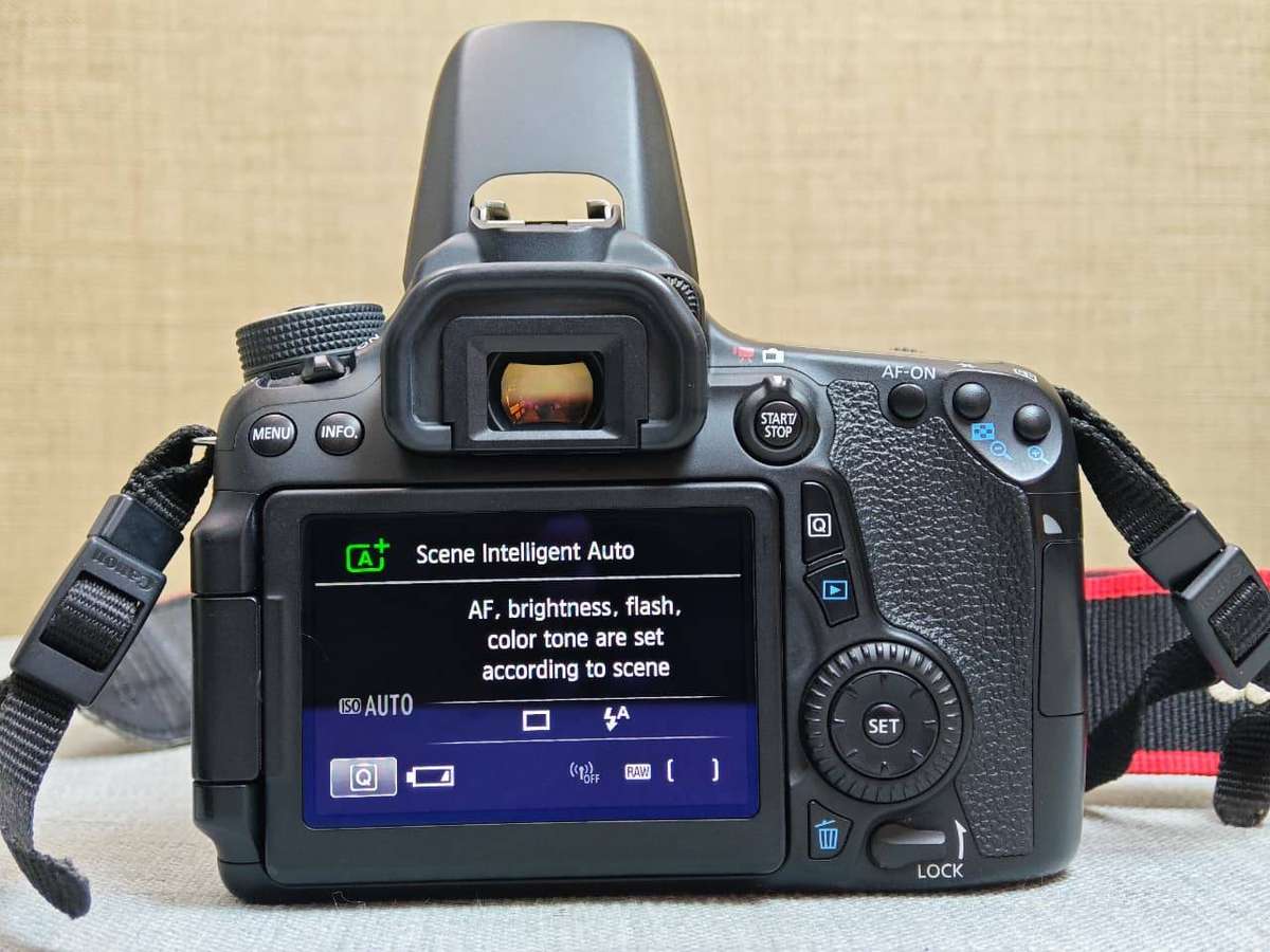 Canon EOS 70D DSLR Camera Kit + EF-S 18-135mm IS STM Lens | Low Shutter Count