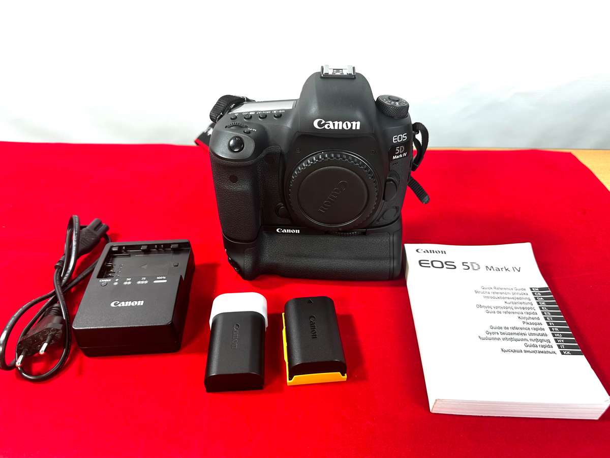 Canon EOS 5D Mark IV Full frame DSLR Camera Body & Battery  Grip + 2 batteries, original charger