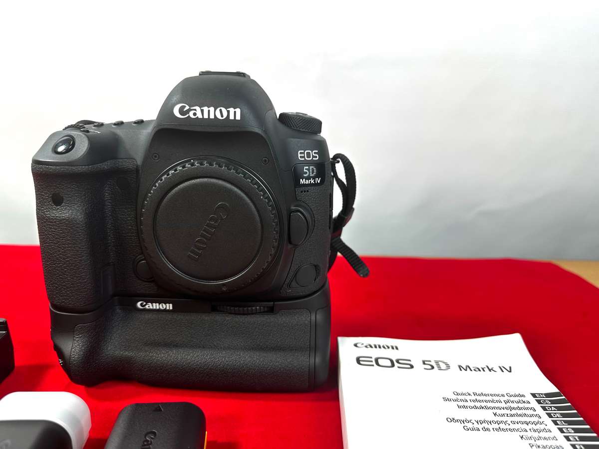 Canon EOS 5D Mark IV Full frame DSLR Camera Body & Battery  Grip + 2 batteries, original charger