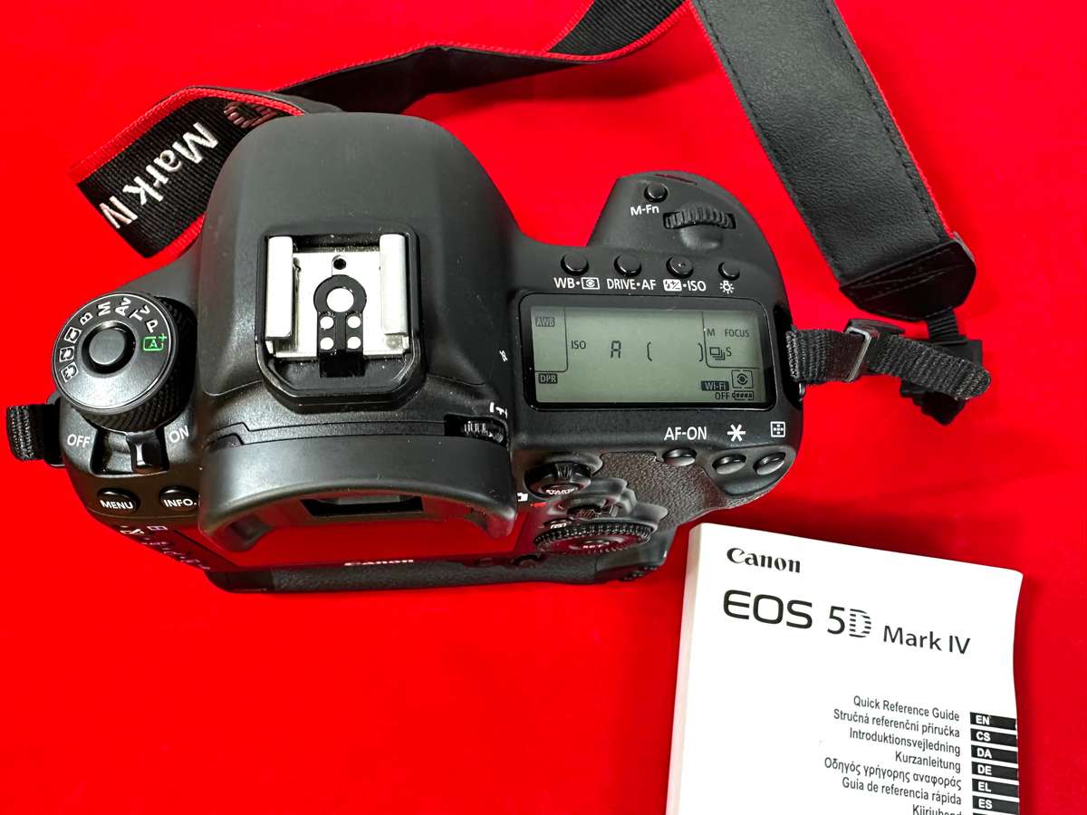 Canon EOS 5D Mark IV Full frame DSLR Camera Body & Battery  Grip + 2 batteries, original charger