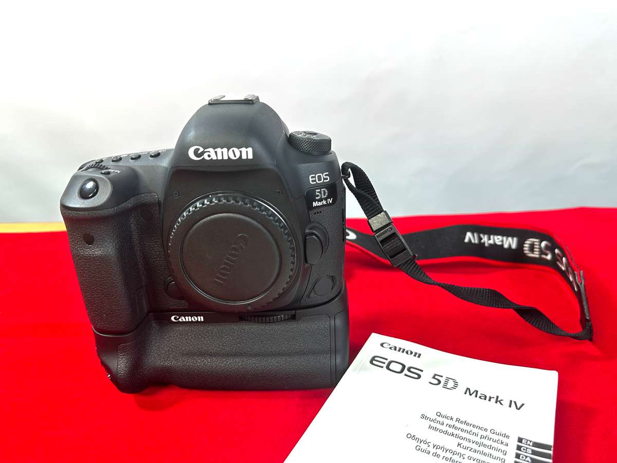 Canon EOS 5D Mark IV Full frame DSLR Camera Body & Battery  Grip + 2 batteries, original charger