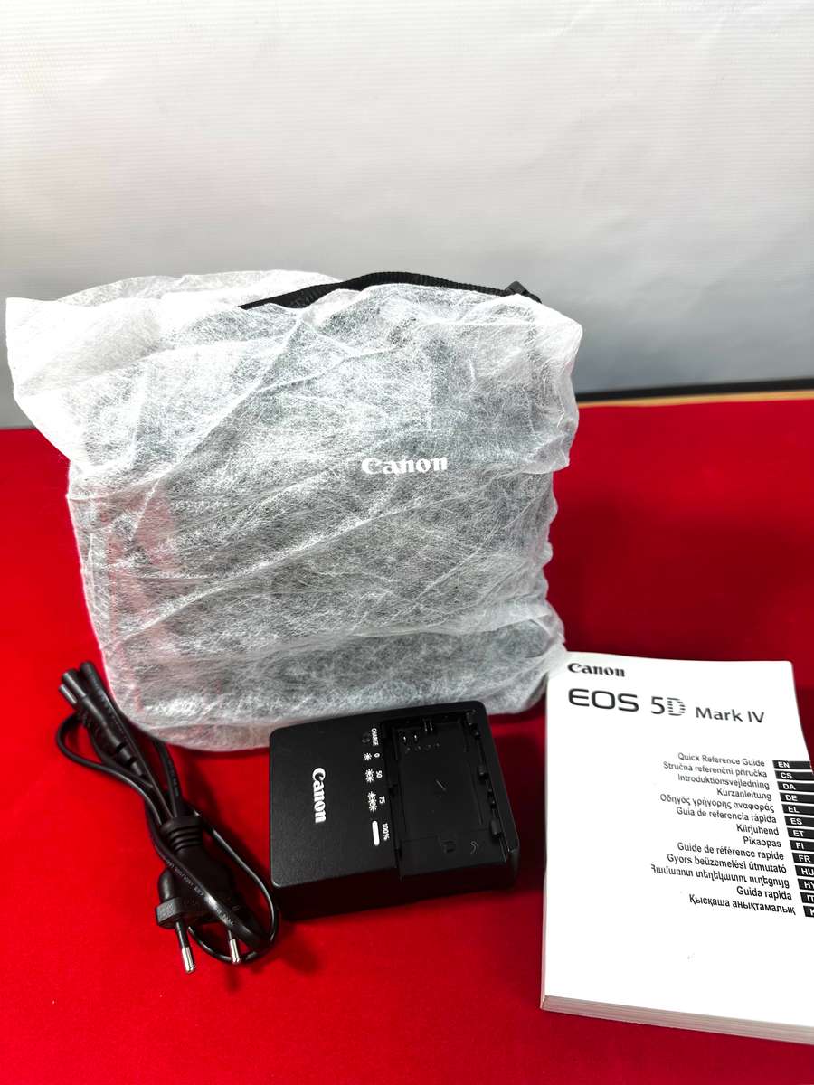 Canon EOS 5D Mark IV Full frame DSLR Camera Body & Battery  Grip + 2 batteries, original charger