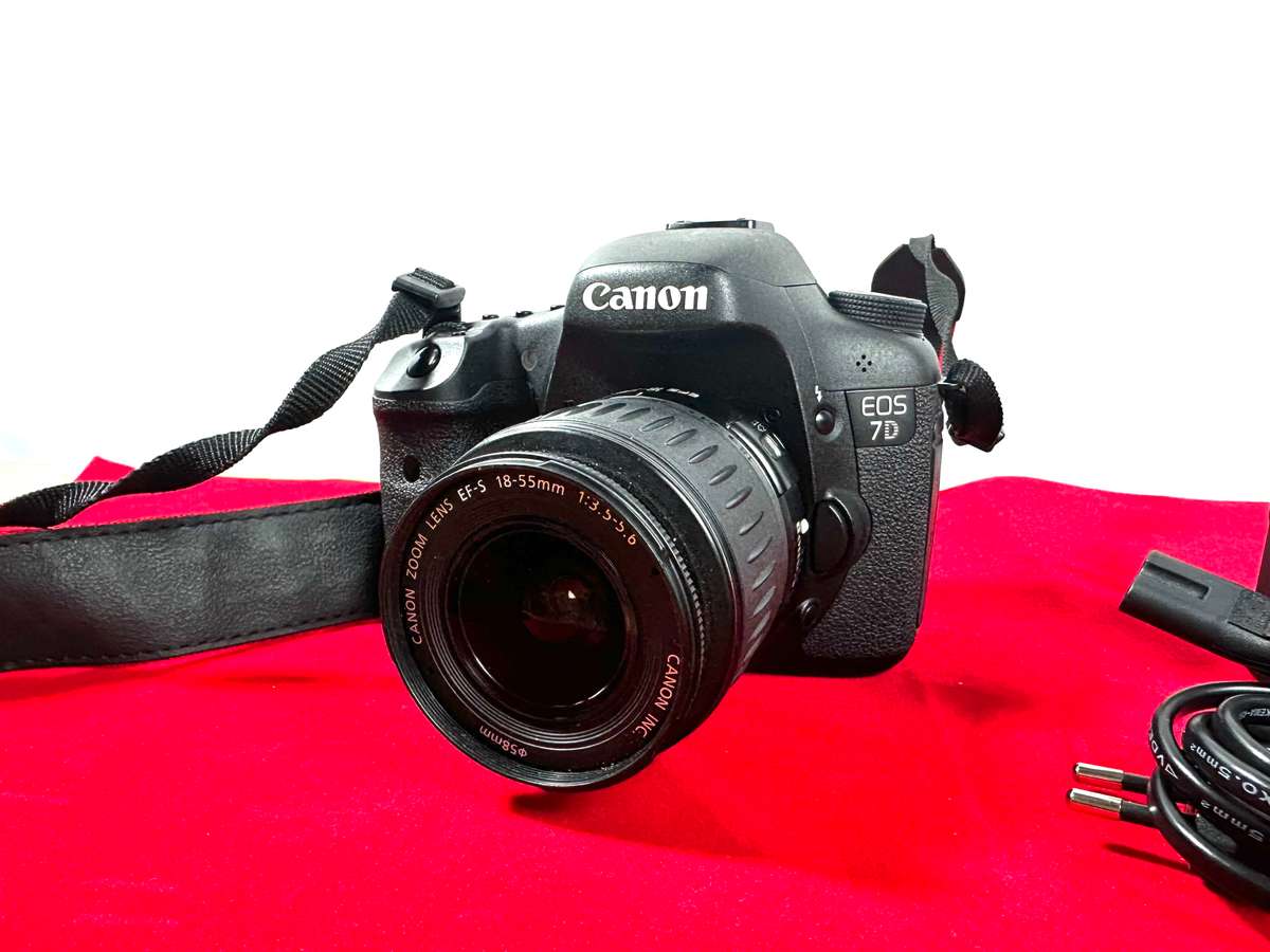 Canon EOS 7D DSLR camera with lens & Accessories  * Canon EOS 7D DSLR Body * Canon 18-55mm kit len