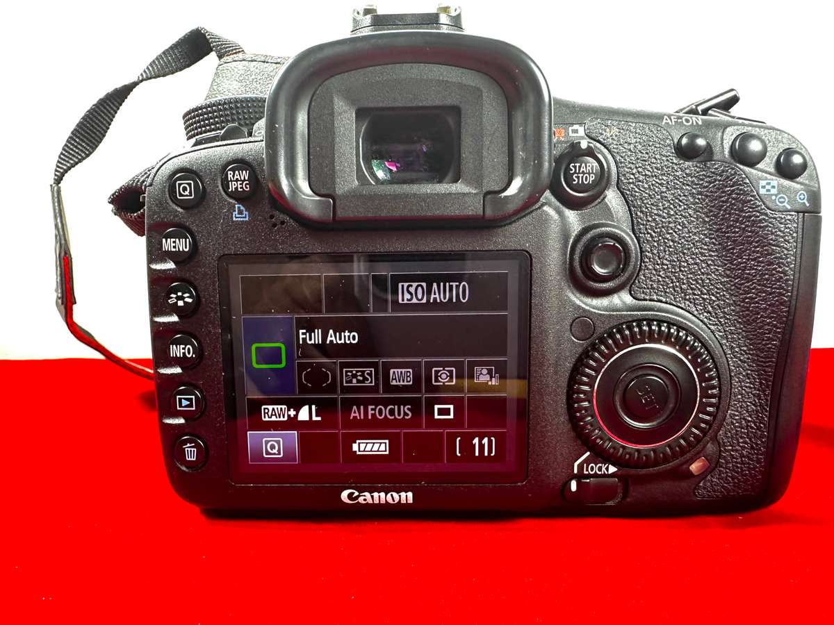 Canon EOS 7D DSLR camera with lens & Accessories  * Canon EOS 7D DSLR Body * Canon 18-55mm kit len