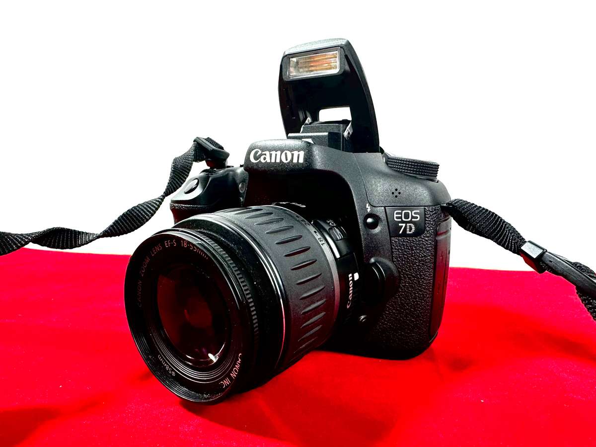 Canon EOS 7D DSLR camera with lens & Accessories  * Canon EOS 7D DSLR Body * Canon 18-55mm kit len