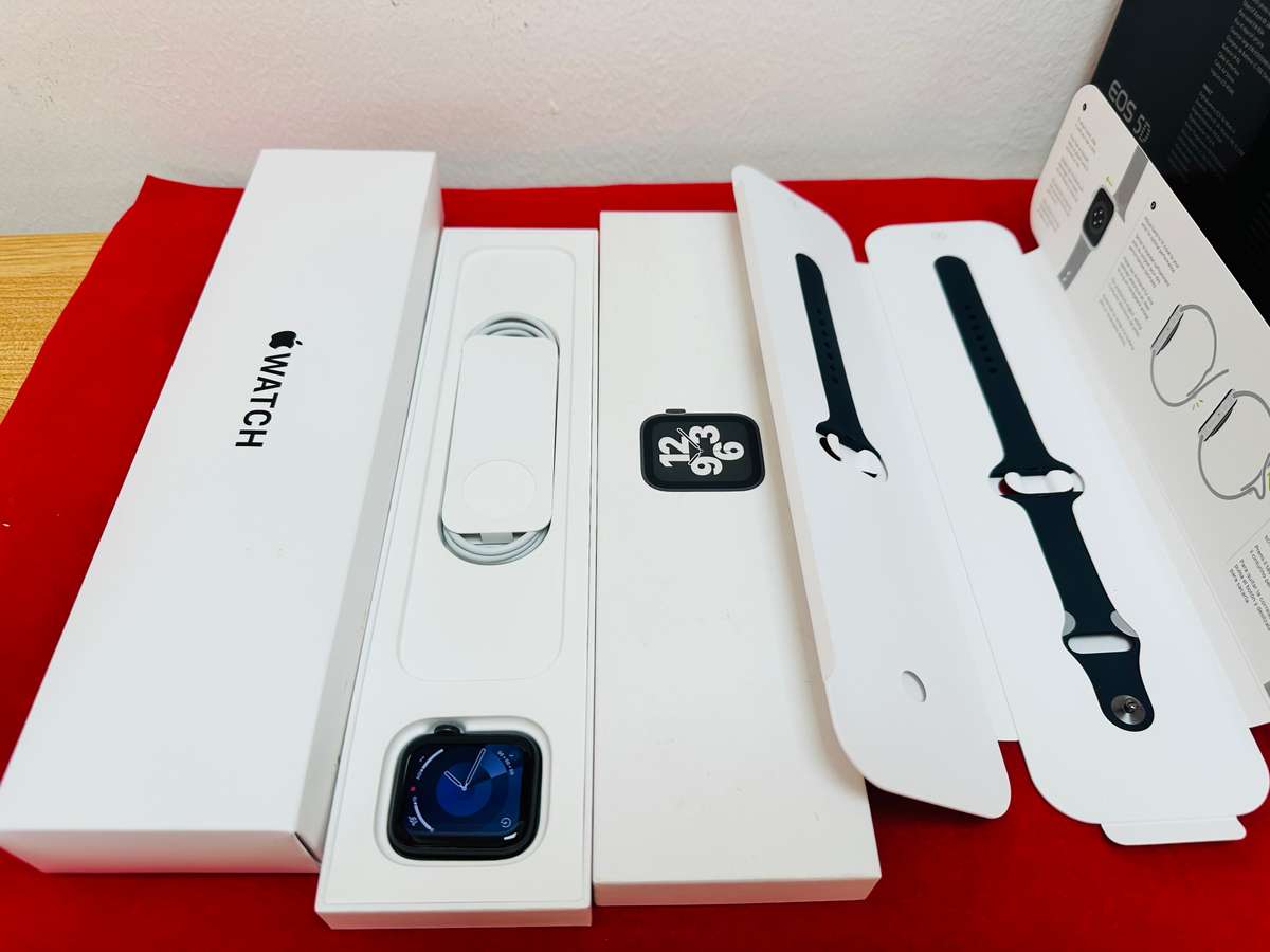 Apple Watch SE 40mm - Space Gray Aluminum Case + Midnight Sport Band